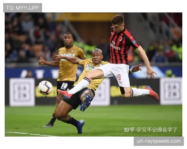 特写:洛里昂小将打入法甲处子球后,冲向看台与患病母亲相拥 特写:洛里昂小将打入法甲处子球后,冲向看台与患病母亲相拥